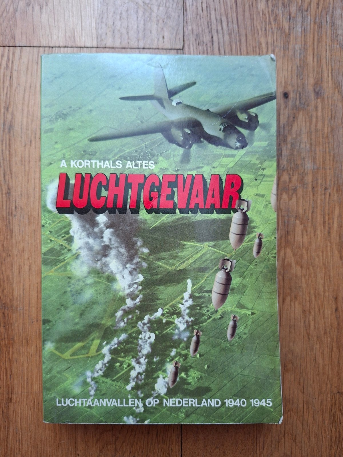 Luchtgevaar: Luchtaanvallen op Nederland 1940-1945, Ophalen of Verzenden, Luchtmacht, A. Korthals Altes, Tweede Wereldoorlog