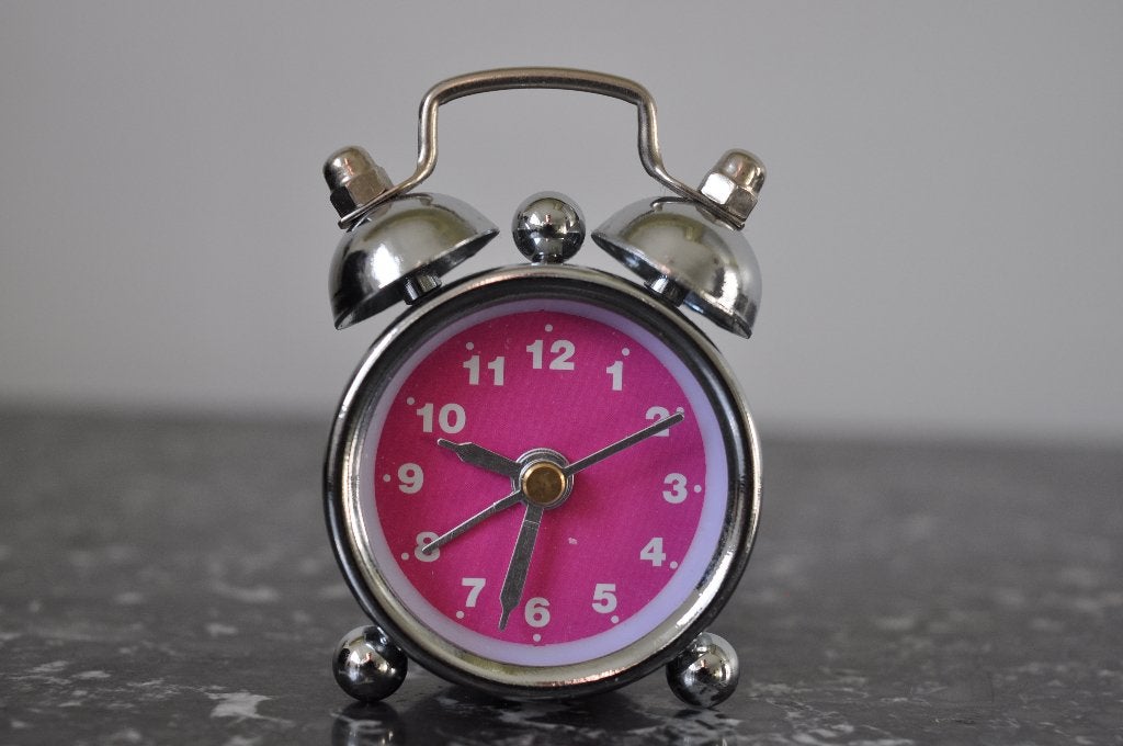 Vintage KLEINE Reiswekker Ostar D40 Quartz Wekker 6 cm, Ophalen of Verzenden