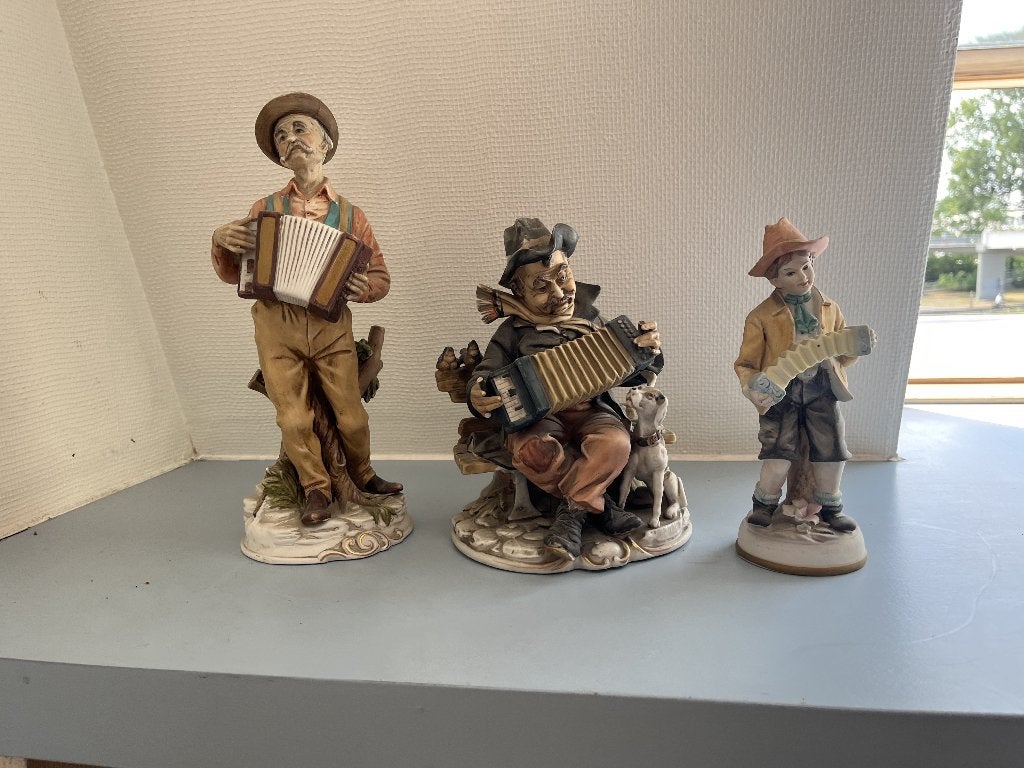 Vintage porseleinen accordeonbeeldjes 3 muzikanten, Ophalen of Verzenden, Gebruikt, Mens