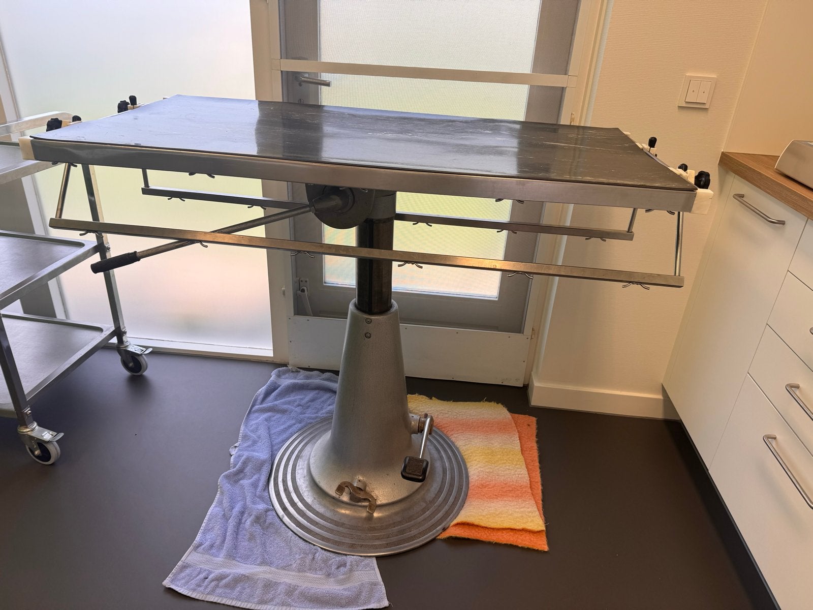 Hydraulisch verstelbare dierenarts/trimsalon tafels (2x), Ophalen