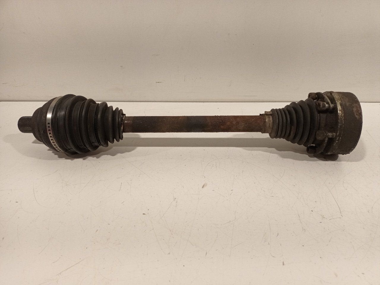 Aandrijfas links voor Volkswagen Touran, Auto-onderdelen, Onderdelen@venauto.nl, Van der Ven Autorecycling B.V., Gebruikt, Ettenseweg 76, 4706 PB Roosendaal, The Netherlands