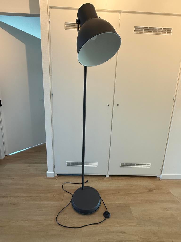 Ikea Hektar staande lamp - donkergrijs, Huis en Inrichting, Ophalen, Gebruikt, Metaal, 150 tot 200 cm
