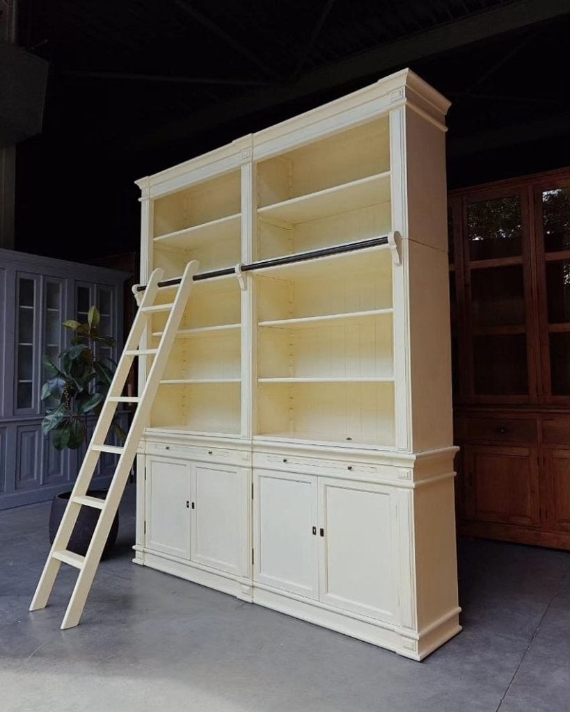 Hoge witte boekenkast | Bibliotheekkast  met ladder #0942, Metaal, Gebruikt, Met deur(en), -