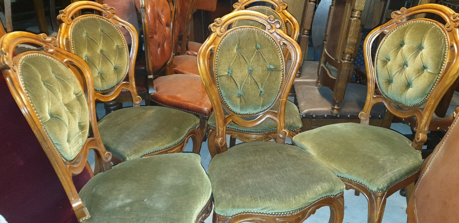 5 Klassiek Noten Eetkamerstoelen met Groen Velours Bekleding, Ophalen