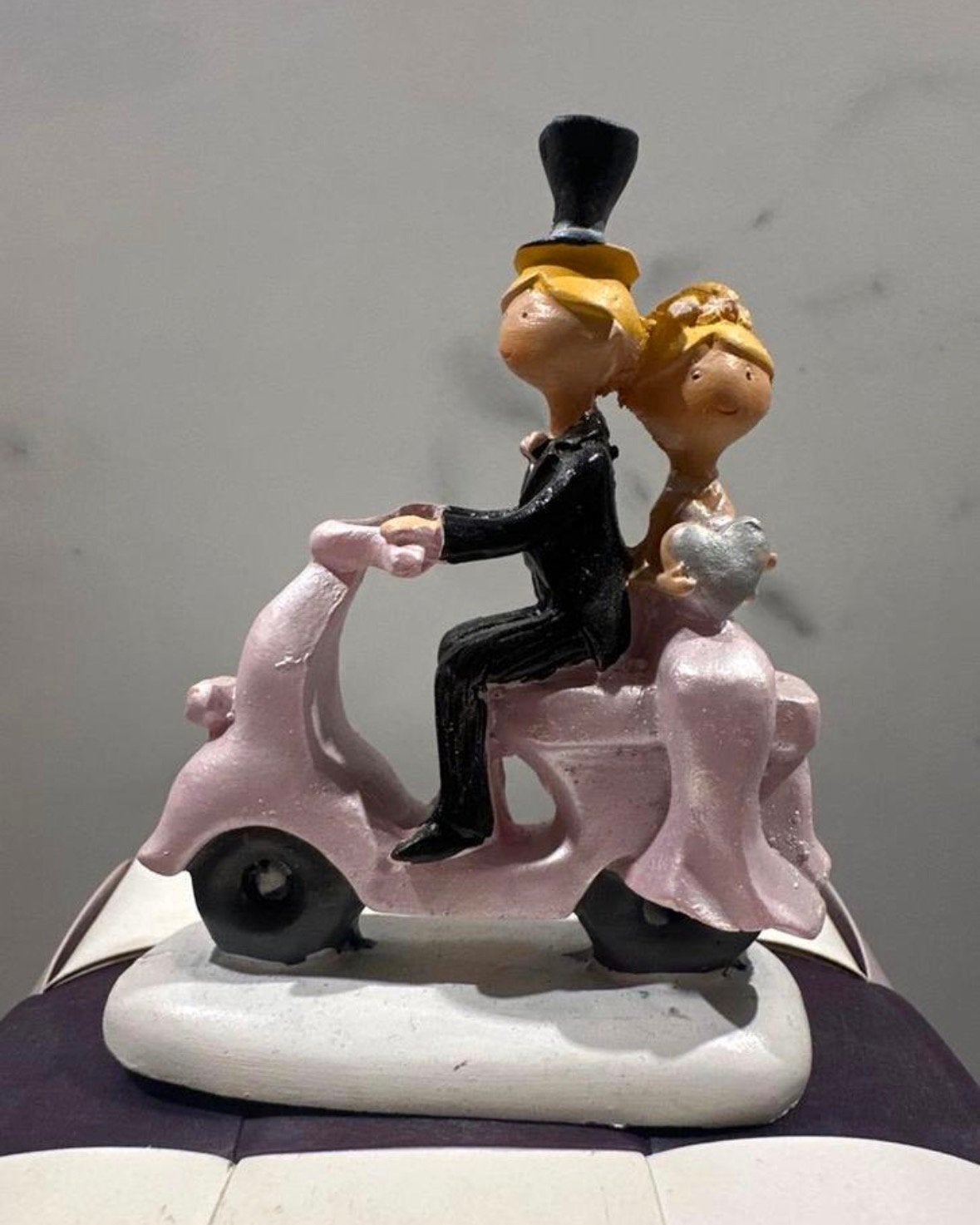 Taarttopper bruidspaar op roze Vespa, Ophalen of Verzenden, Zo goed als nieuw, Taarten, Versiering