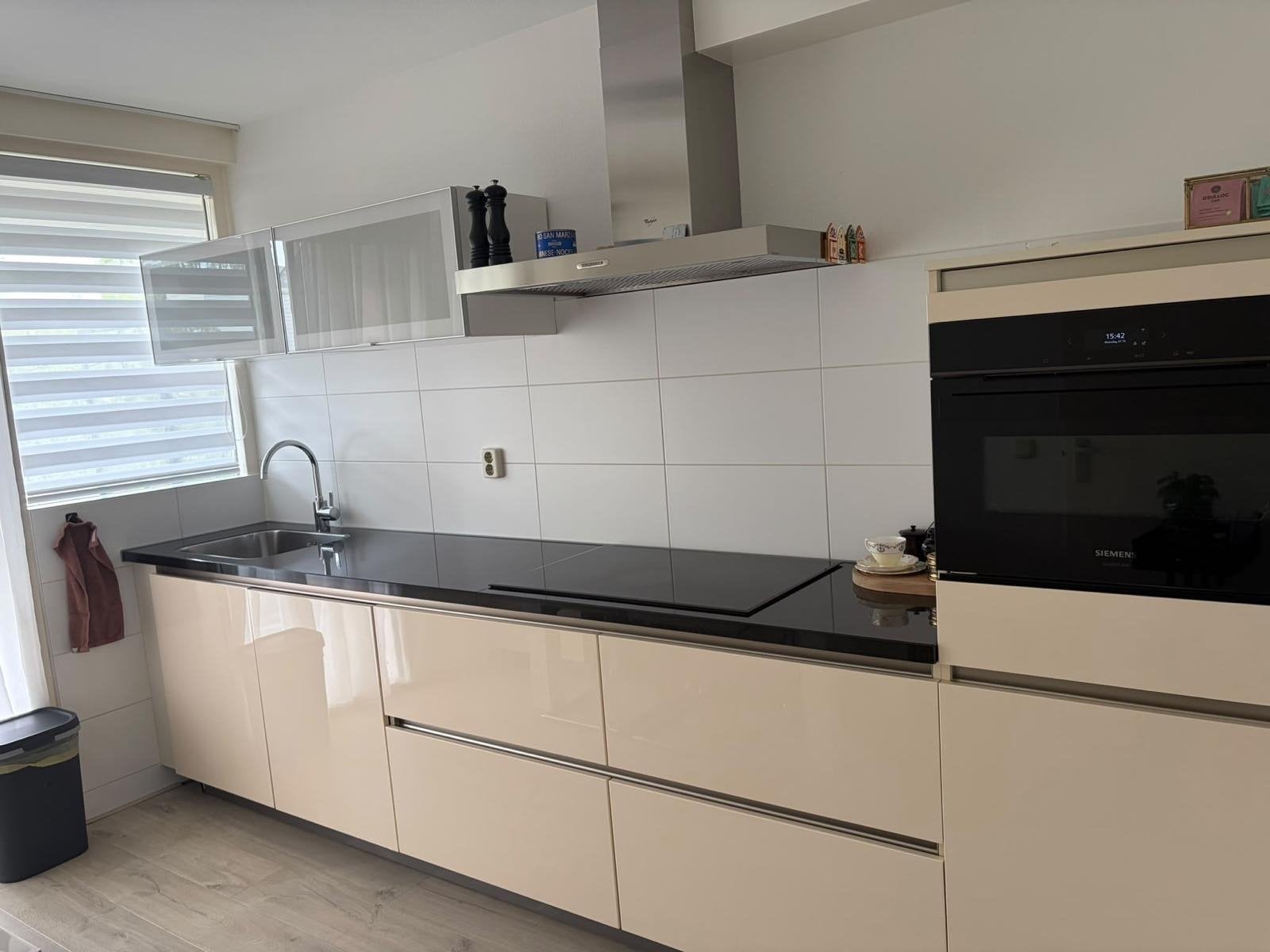 Prachtige inbouw keuken. Apparatuur van siemens en whirlpool, Zo goed als nieuw, Inductie, Vrijstaand, 4 kookzones