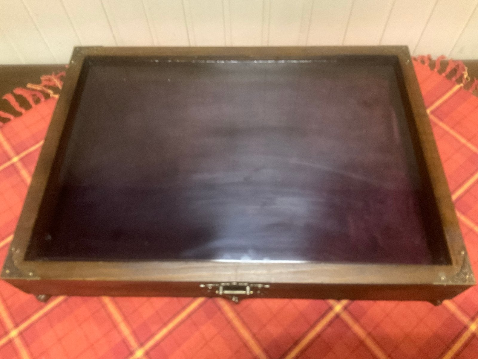 Houten vitrine met glazen deksel en fluwelen interieur, Ophalen of Verzenden