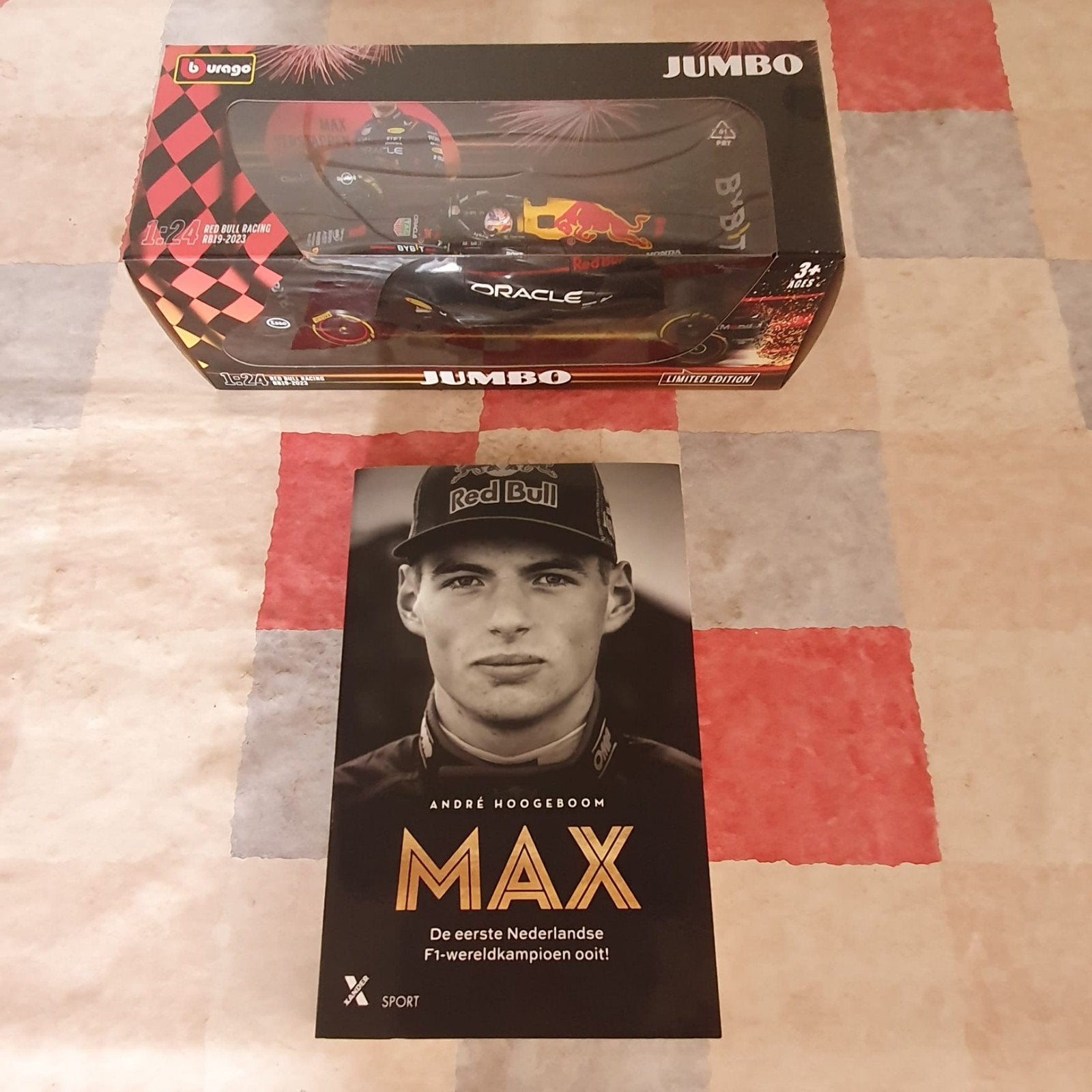Max Verstappen auto en boek, Hobby en Vrije tijd, Modelauto's | 1:24, Ophalen of Verzenden, Bburago