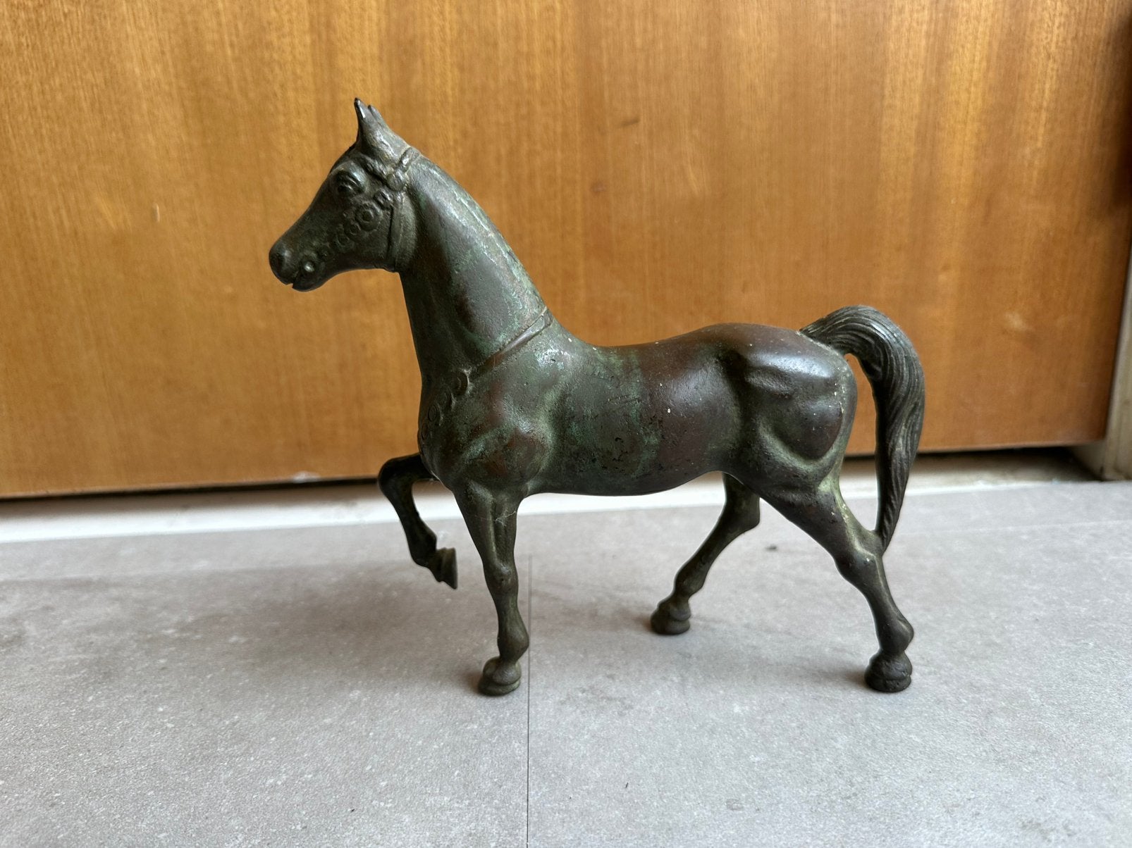 Prachtig bronzen paard in wandelpose – 1224 gram (20x20 cm), Ophalen, Gebruikt, Paard, Beeldje of Figuurtje