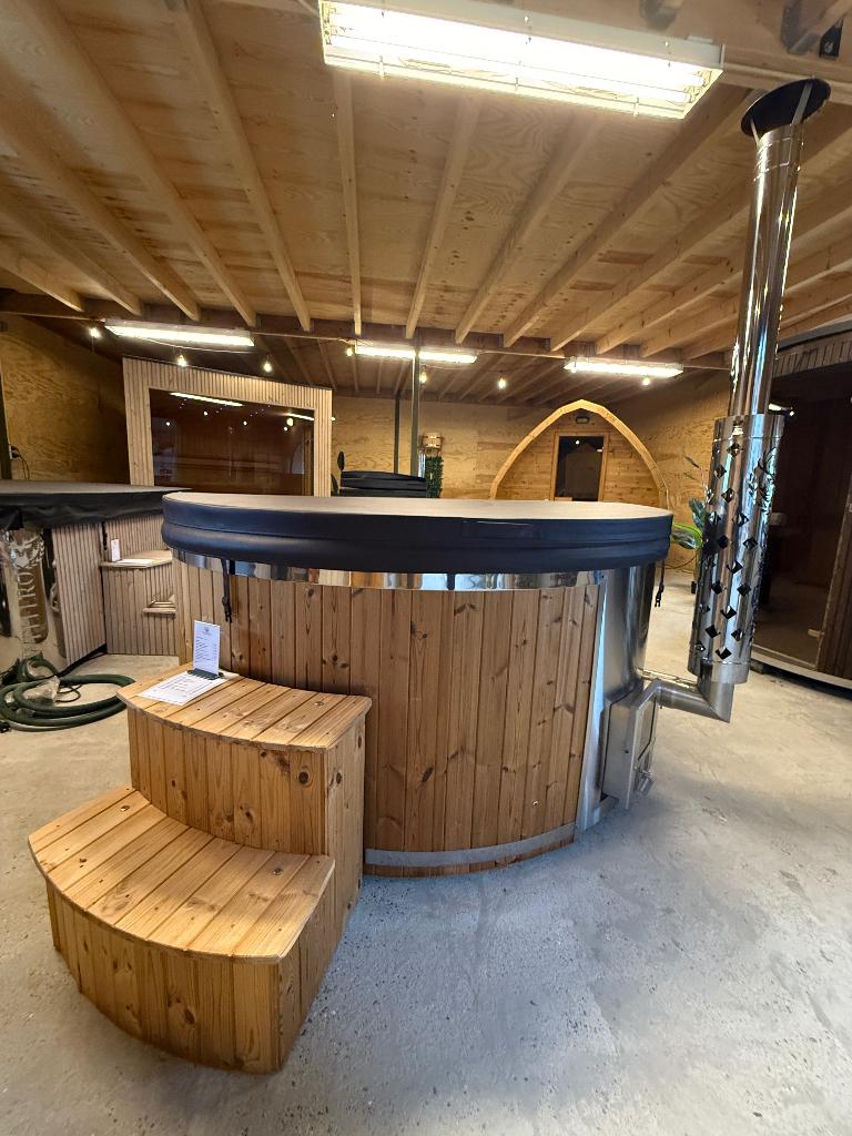 Hottub 225 round WELFERØ (demo korting), Ophalen, Zo goed als nieuw, Trap, Vast