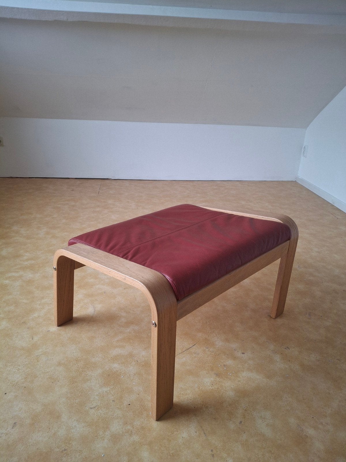 Poang voetenbankje met rood leren kussen, Huis en Inrichting, Gebruikt, Ophalen of Verzenden, Modern, Rechthoekig