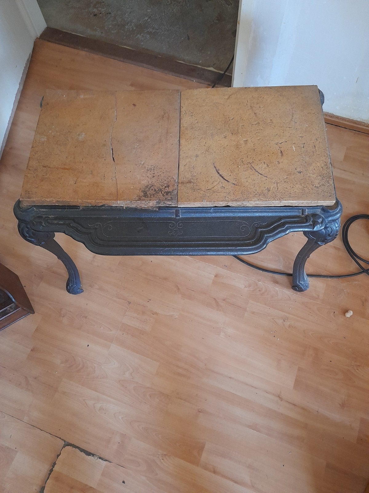 Antieke bijzettafel met gietijzeren onderstel, Antiek en Kunst, Antiek | Meubels | Tafels, Ophalen of Verzenden