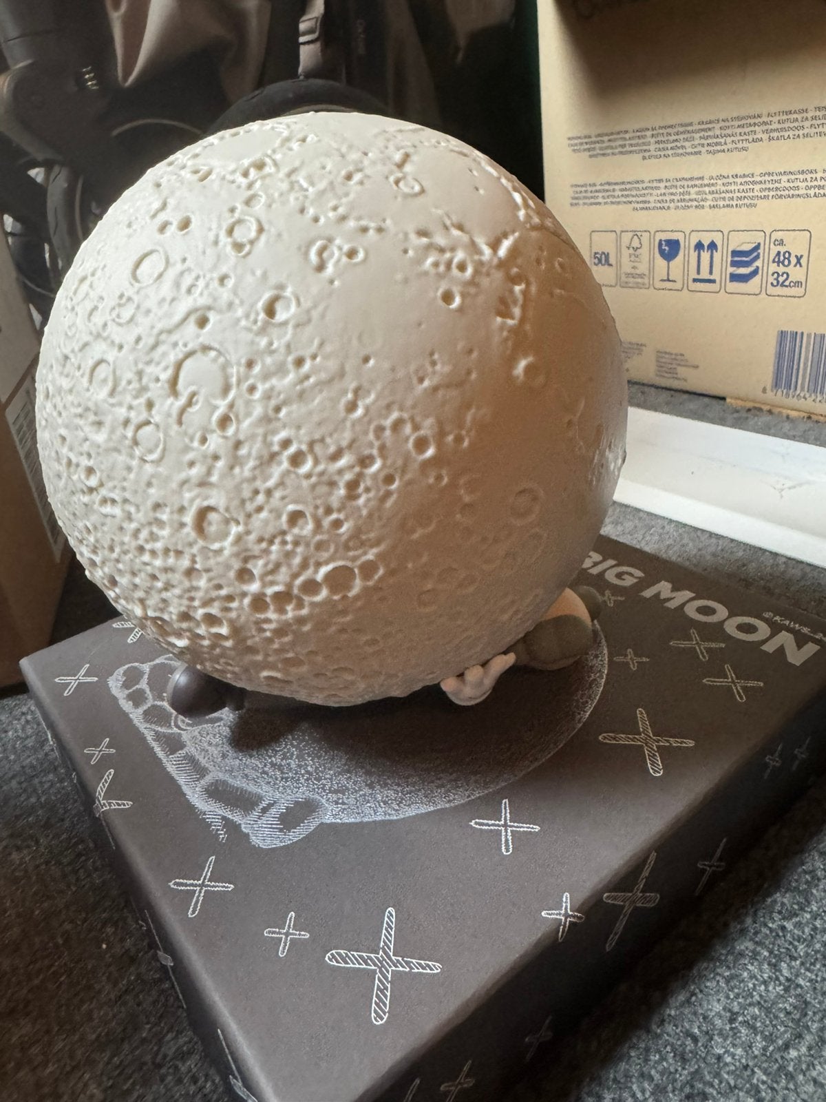 KAWS - Big Moon Lamp - Vinyl Brown, Ophalen