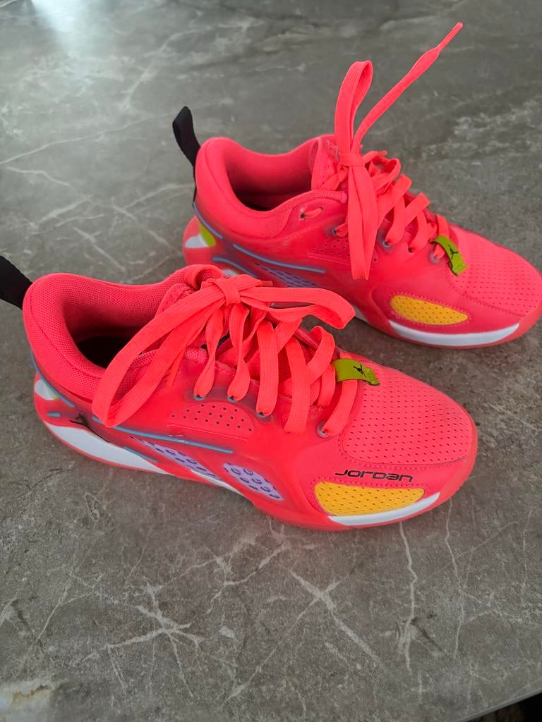 Jordan basketbalschoenen - Felroze, Ophalen of Verzenden, Zo goed als nieuw, Schoenen