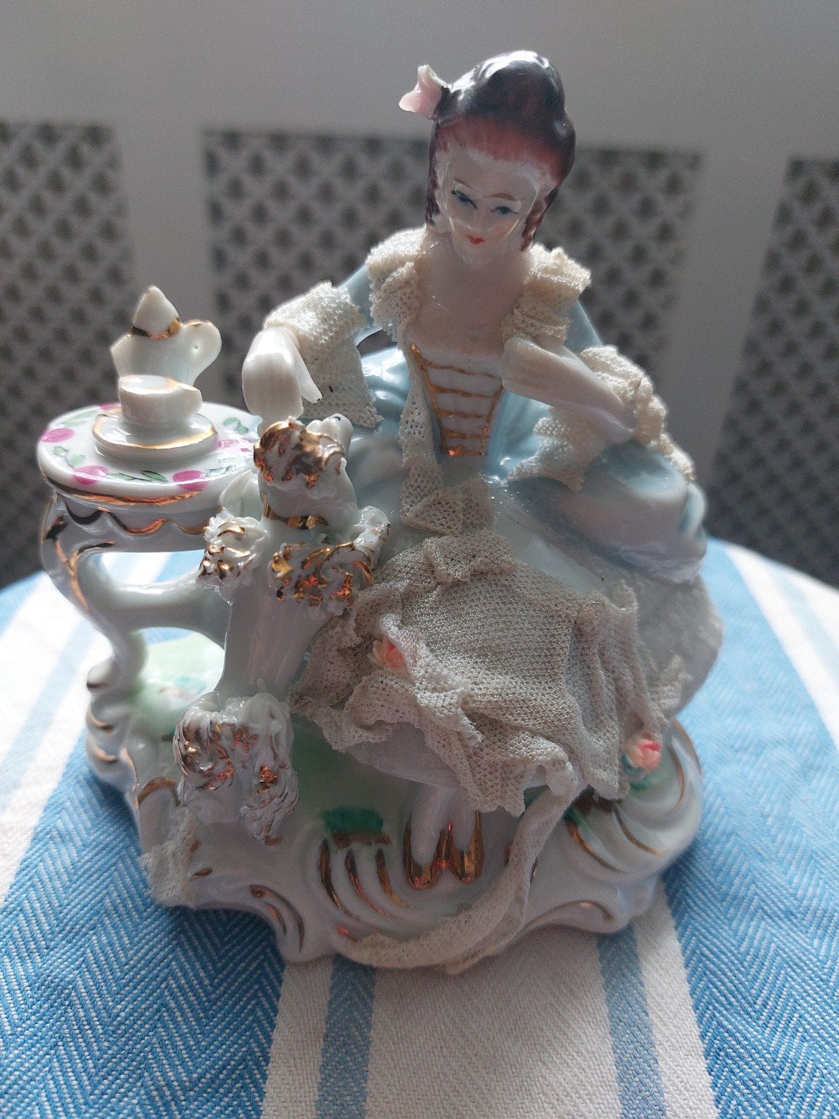 Vintage porseleinen beeldje dame aan tafel, gemerkt N, Antiek en Kunst, Ophalen of Verzenden