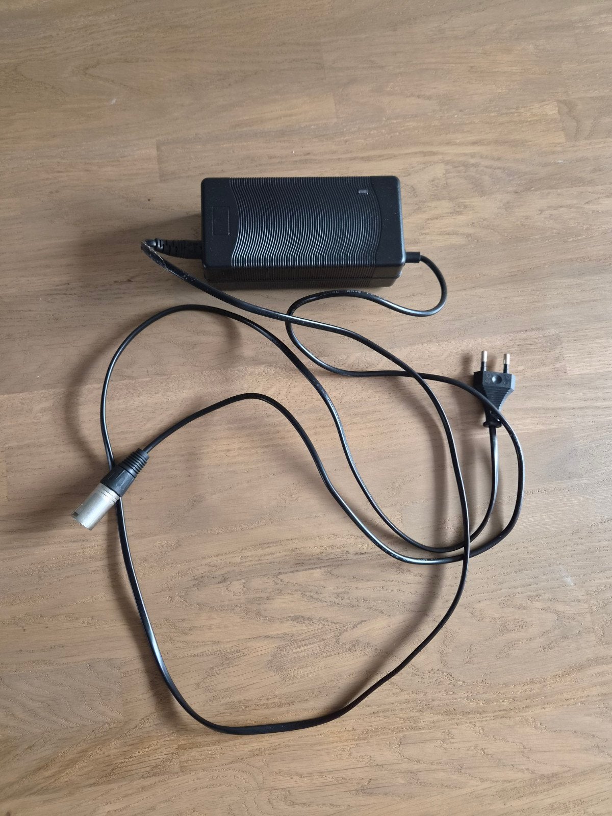 Oplader voor een electrische fiets of fatbike, Fietsen en Brommers, Ophalen of Verzenden, Zo goed als nieuw