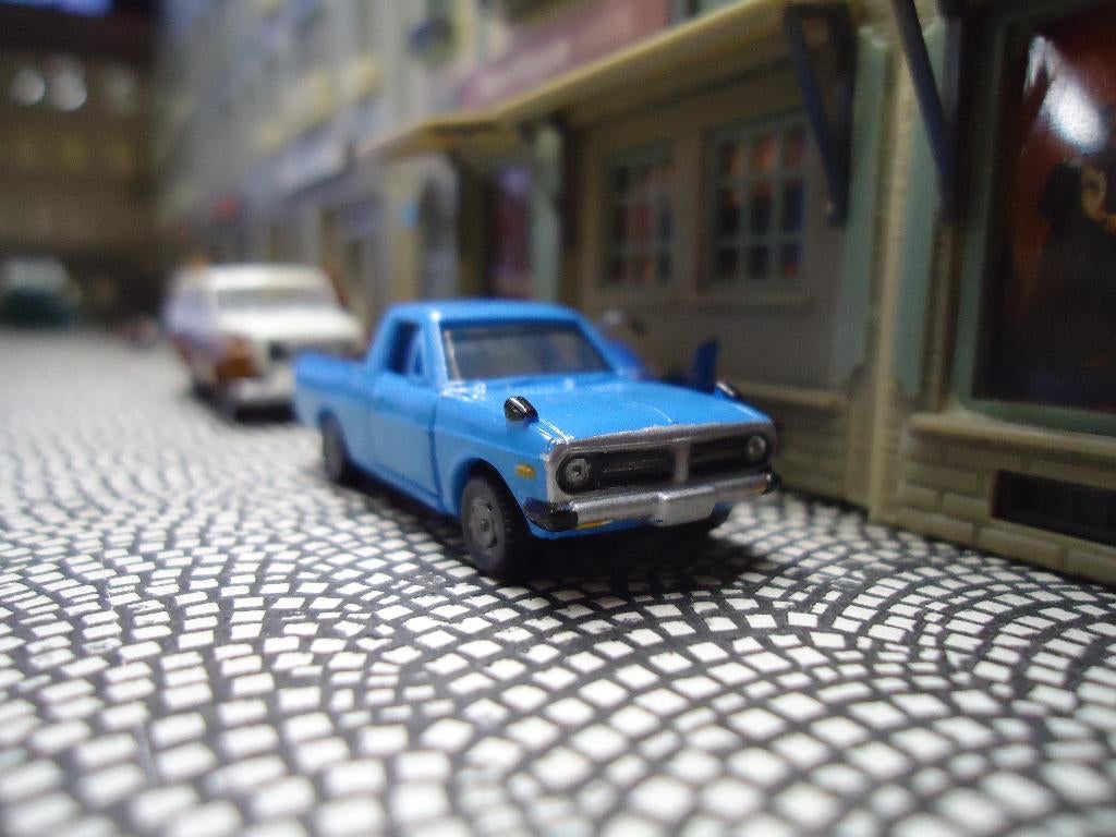 1971-1978 Datsun Sunny B120 Pick-Up ( schaal 1:87 ) blauw, Ophalen of Verzenden, Zo goed als nieuw, Auto, Overige merken