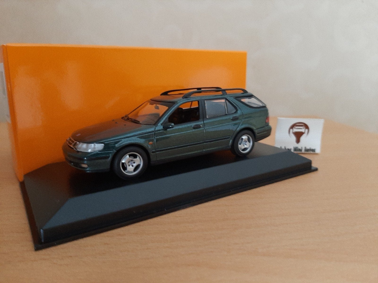 Saab 9-5 Break 1999 donkergroen metallic van Maxichamps 1:43, Hobby en Vrije tijd, Overige merken, Auto, Nieuw, Ophalen of Verzenden