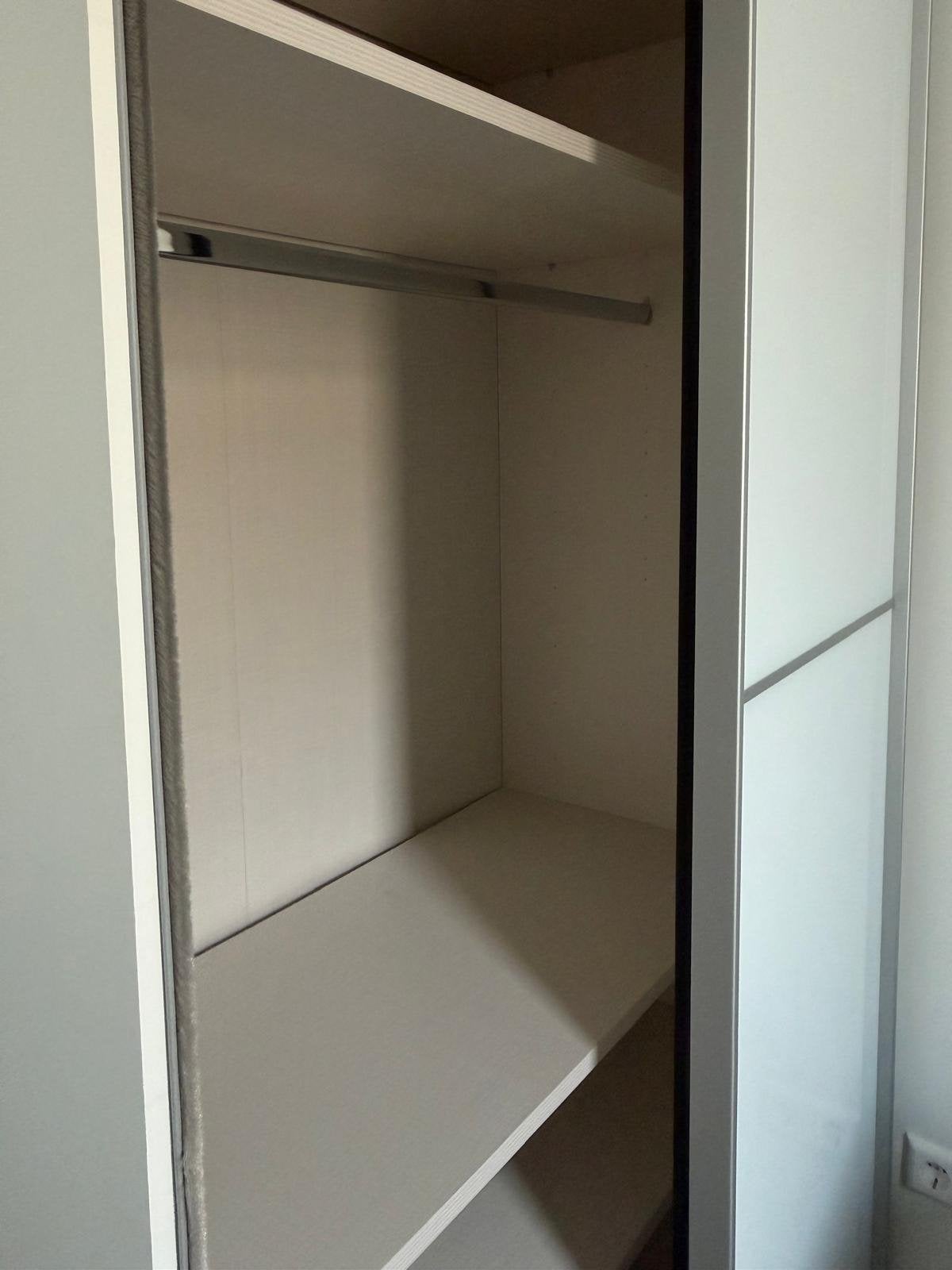 Witte kledingkast met schuifdeuren en hangruimte, Ophalen, Met plank(en), 100 tot 150 cm, 200 cm of meer