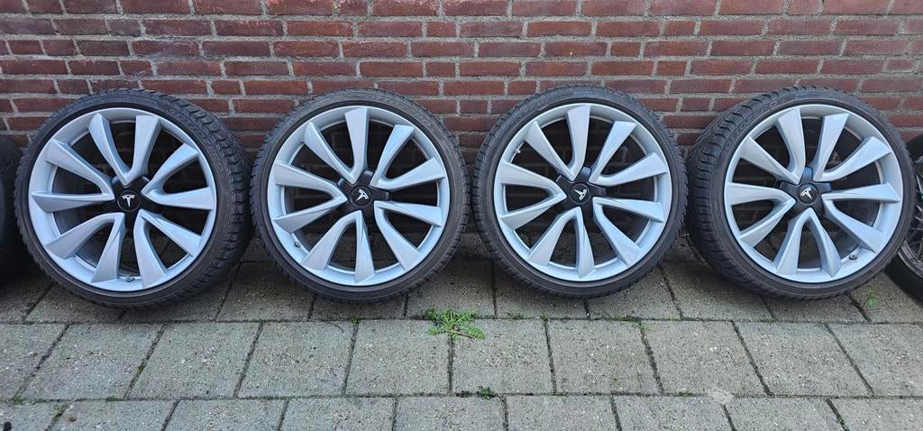 Tesla Velgen 20 inch met pirelli winterbanden, Ophalen, Gebruikt, Banden en Velgen, Winterbanden