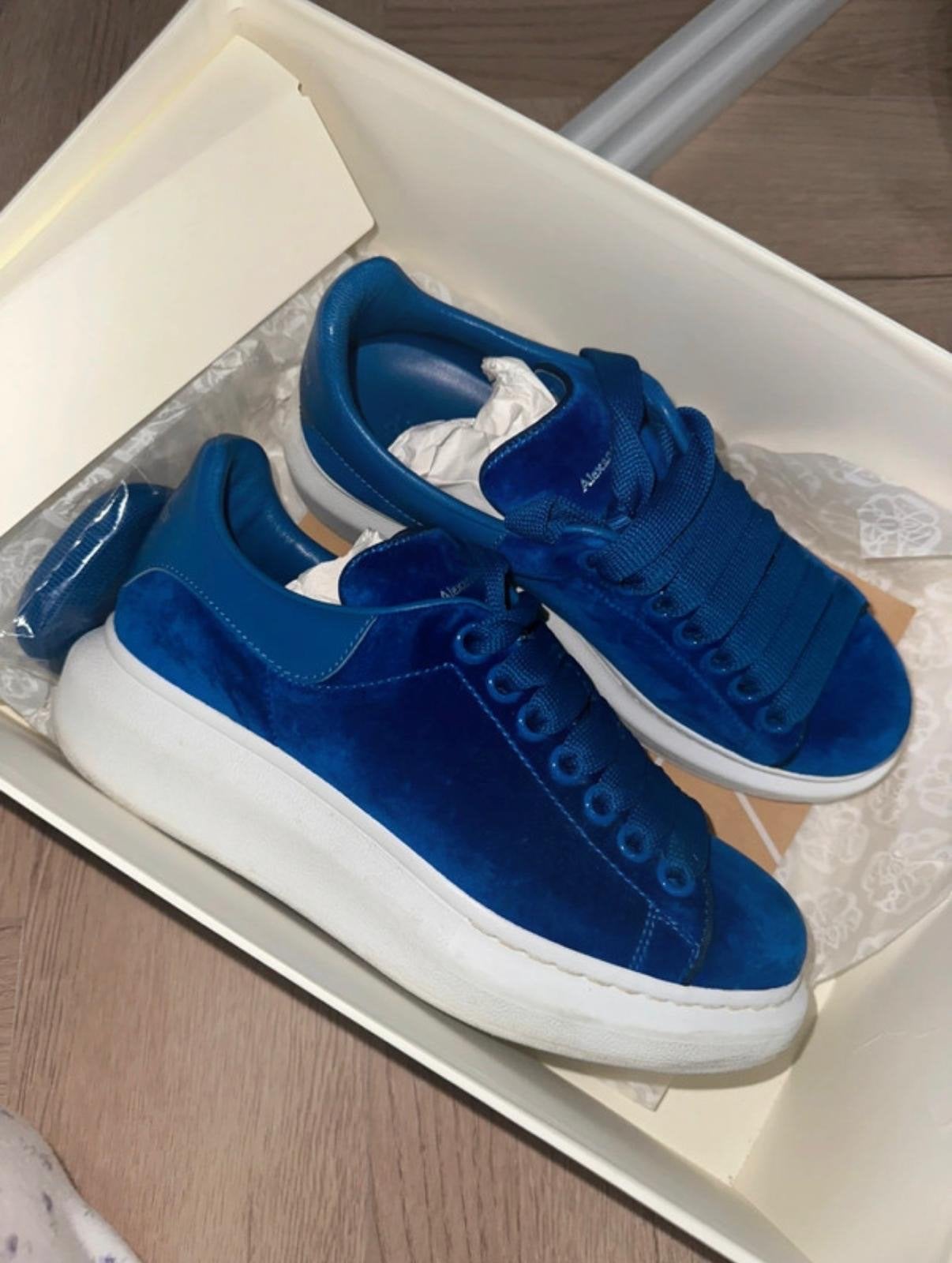 Alexander McQueen sneakers - Blauw fluweel - Maat 37, Kleding | Dames, Ophalen, Zo goed als nieuw, Blauw, Sneakers of Gympen