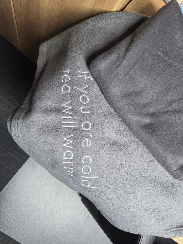 Grijze fleece deken met tekst + dunner grijs dekentje, Ophalen of Verzenden
