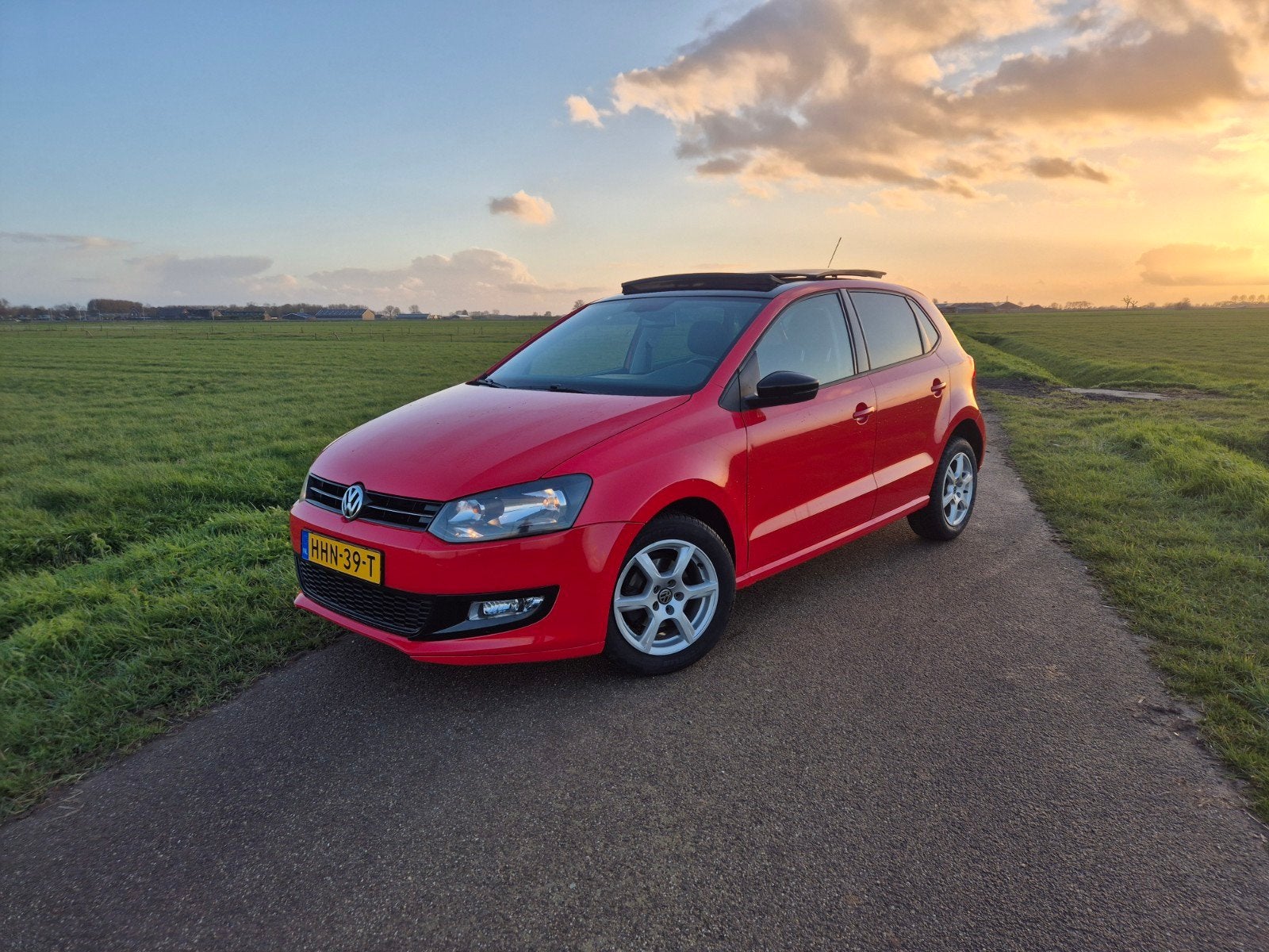 Volkswagen Polo 1.2 2013 Rood | SCHUIFDAK | PANORAMADAK, Voorwielaandrijving, 967 kg, Zwart, Handgeschakeld