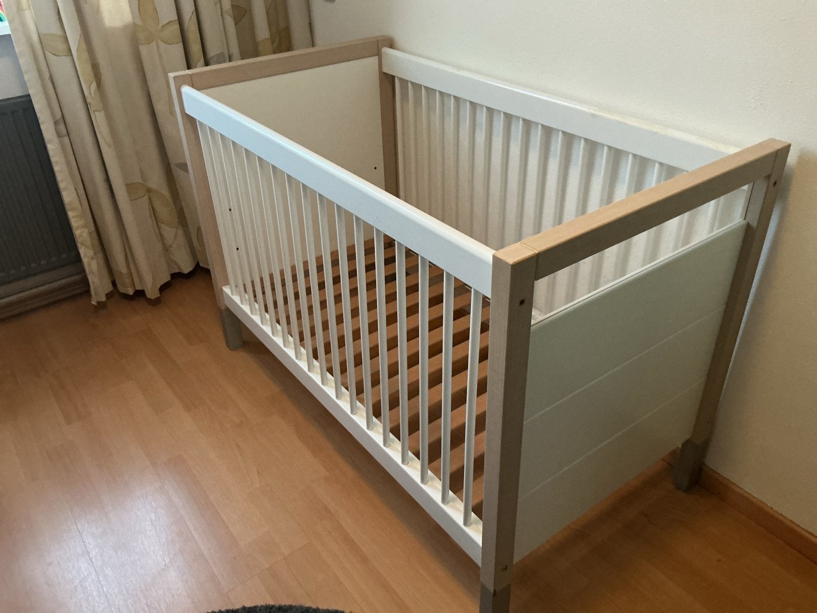 Wit houten ledikantje voor baby of peuter, Ophalen of Verzenden, Gebruikt, Ledikant