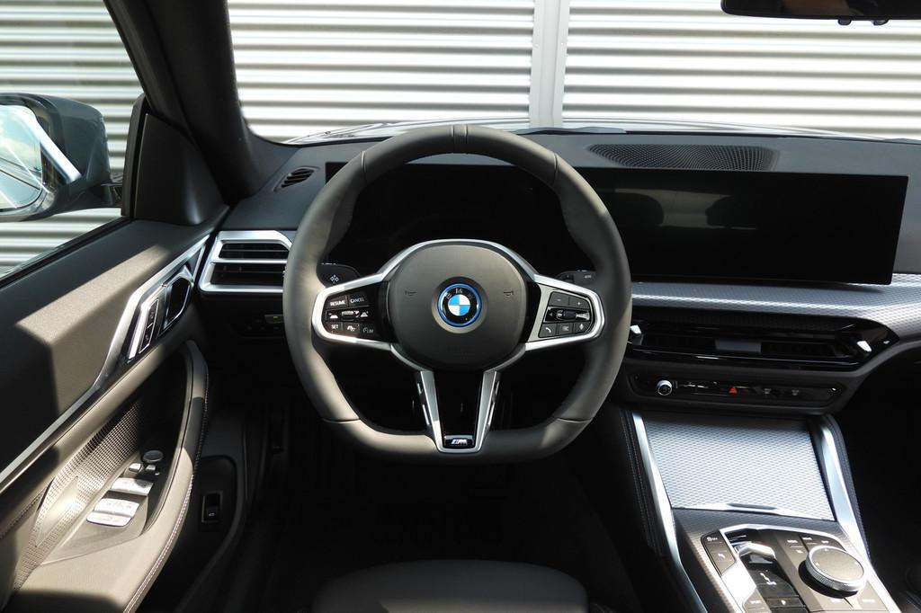 BMW i4 eDrive35 Gran Coupé M Sport / Schuif-kanteldak / Ada, Auto's, BMW, Achterwielaandrijving, Zwart, Metallic lak, Leder