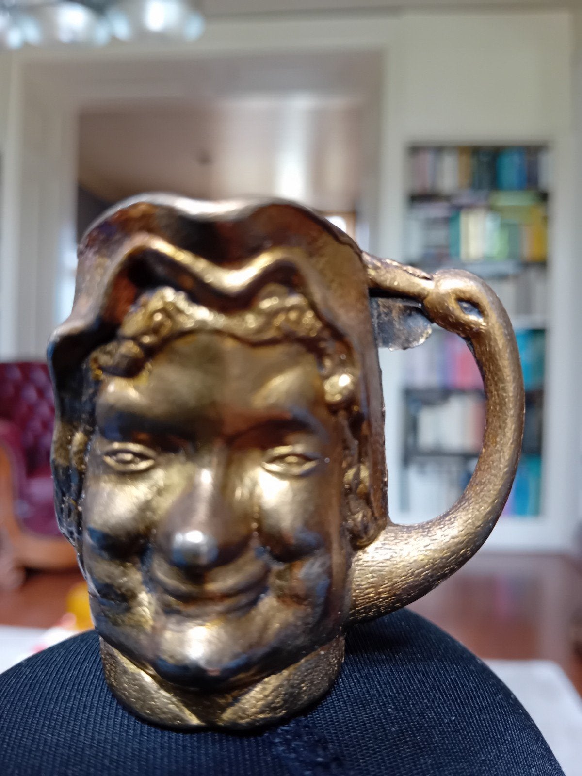 Antieke bronzen/messing beker met gezicht en slanghandvat, Verzenden