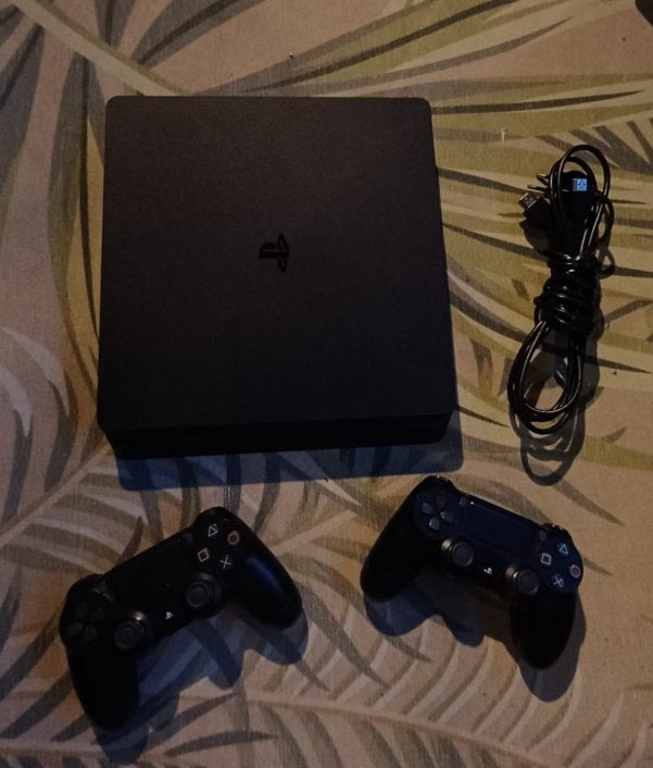 PlayStation 4 Slim met 2 controllers +2 games en 1 TB opslag, Ophalen, Met 2 controllers, Zo goed als nieuw, 1 TB