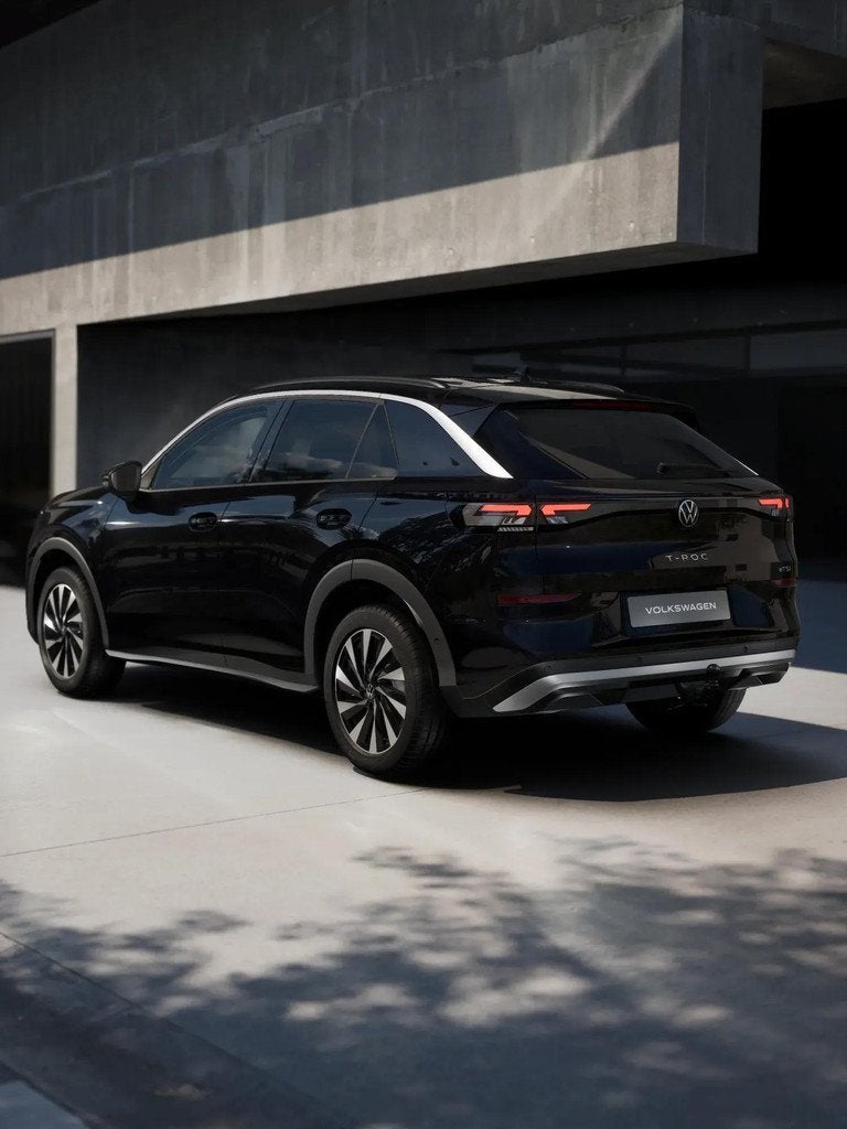 Volkswagen T-Roc 1.5 eTsi 150pk Life First Edition | Trekhaa, Auto's, Stof, 1498 cc, 4 cilinders, Zwart