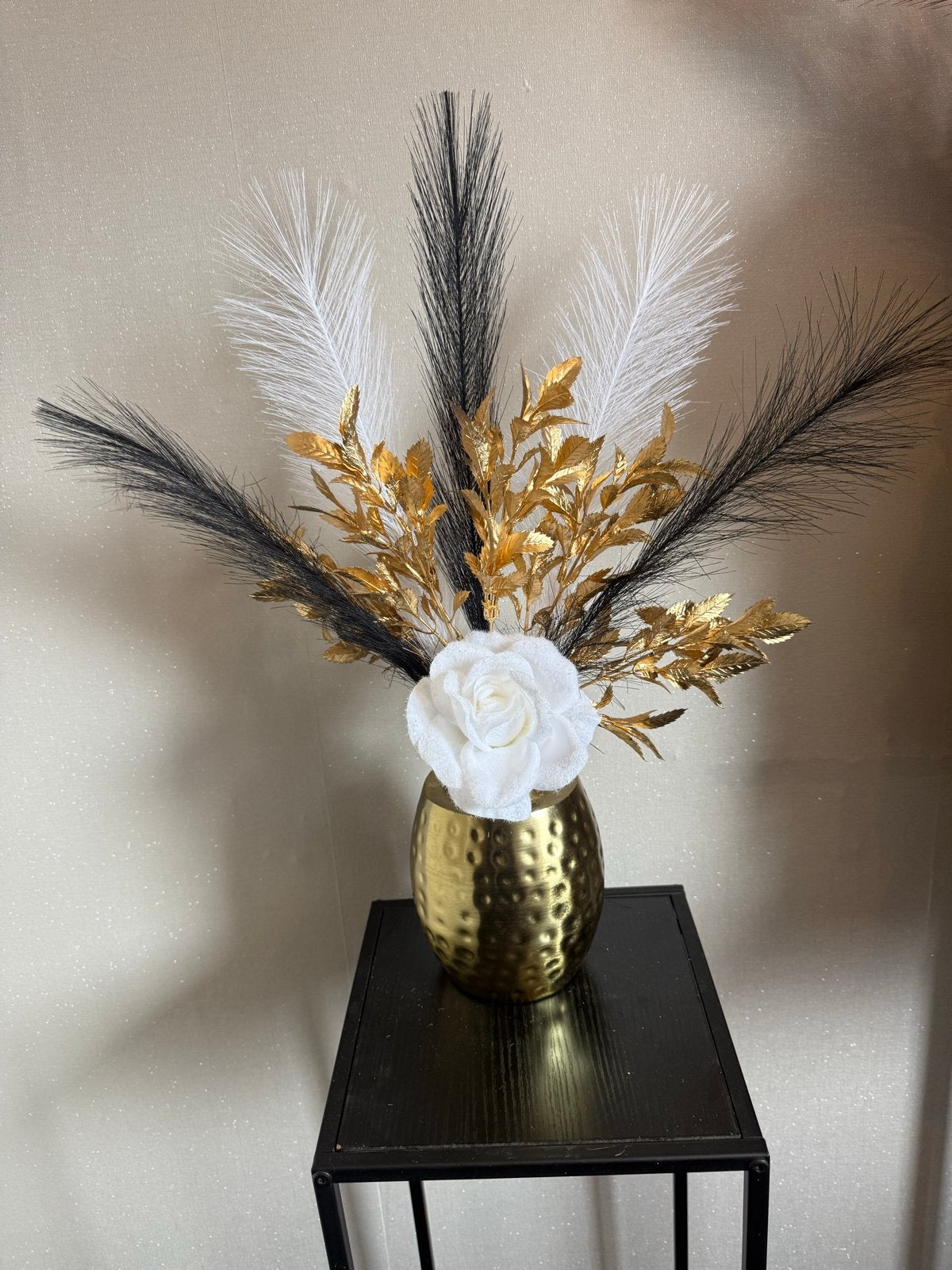 Gouden vaas met kunstbloemen en pluimen, Ophalen, Inclusief decoratie, Zo goed als nieuw, Metaal