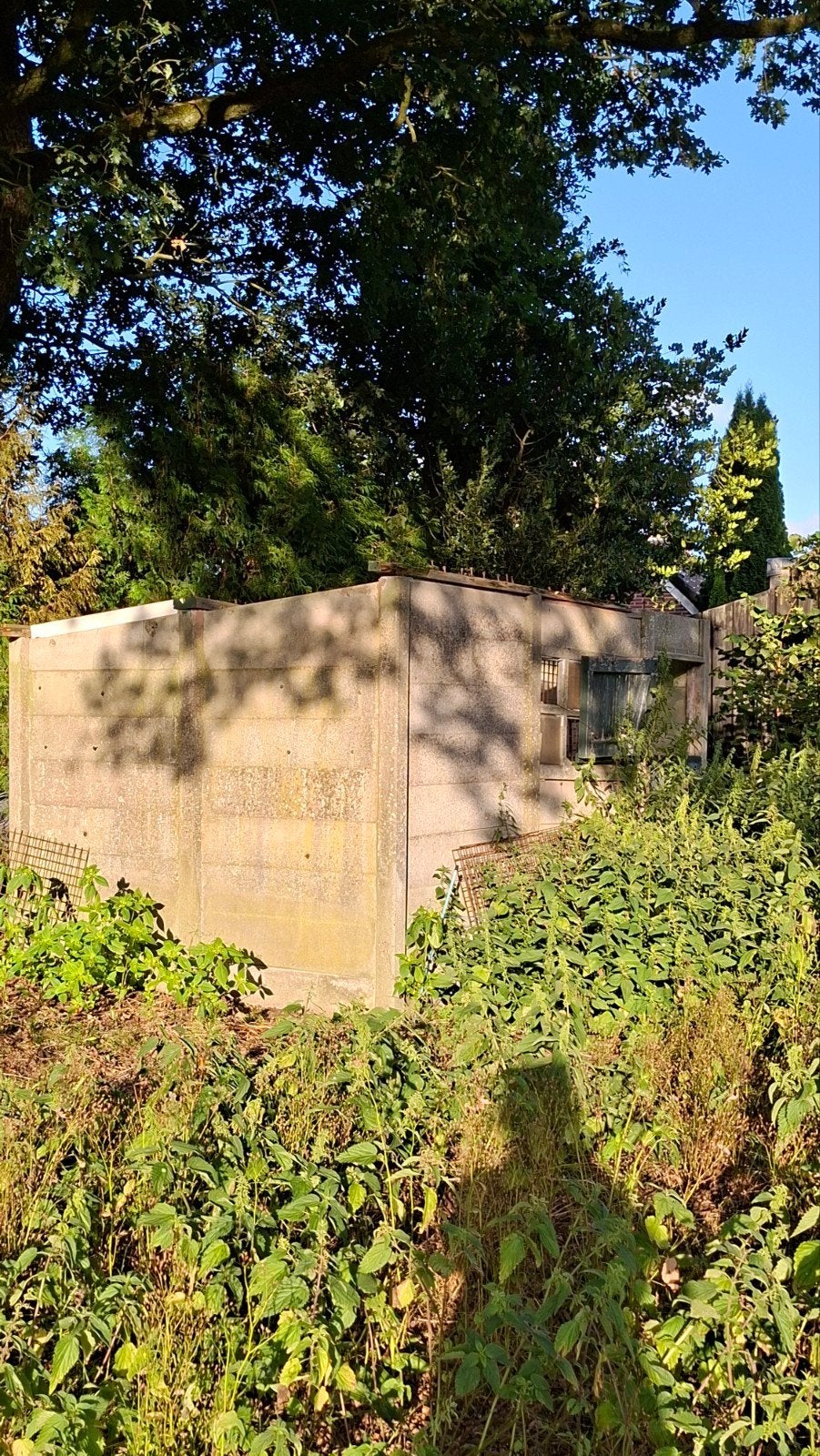 gratis betonnen stal schuurtje hok