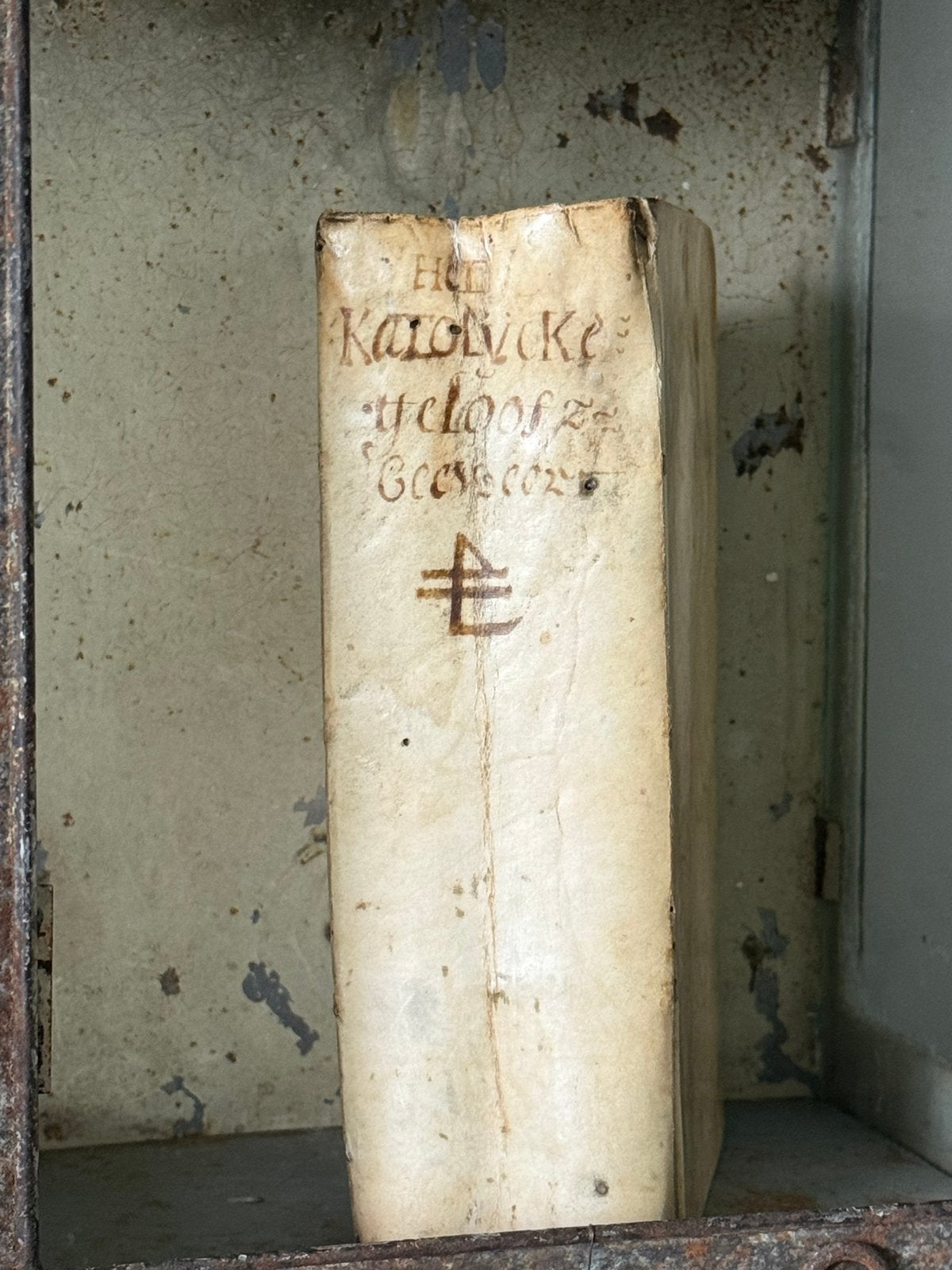 Antiek boek  1700  Antwerpen  Perkament, Antiek en Kunst, Antiek | Boeken en Bijbels, Ophalen of Verzenden