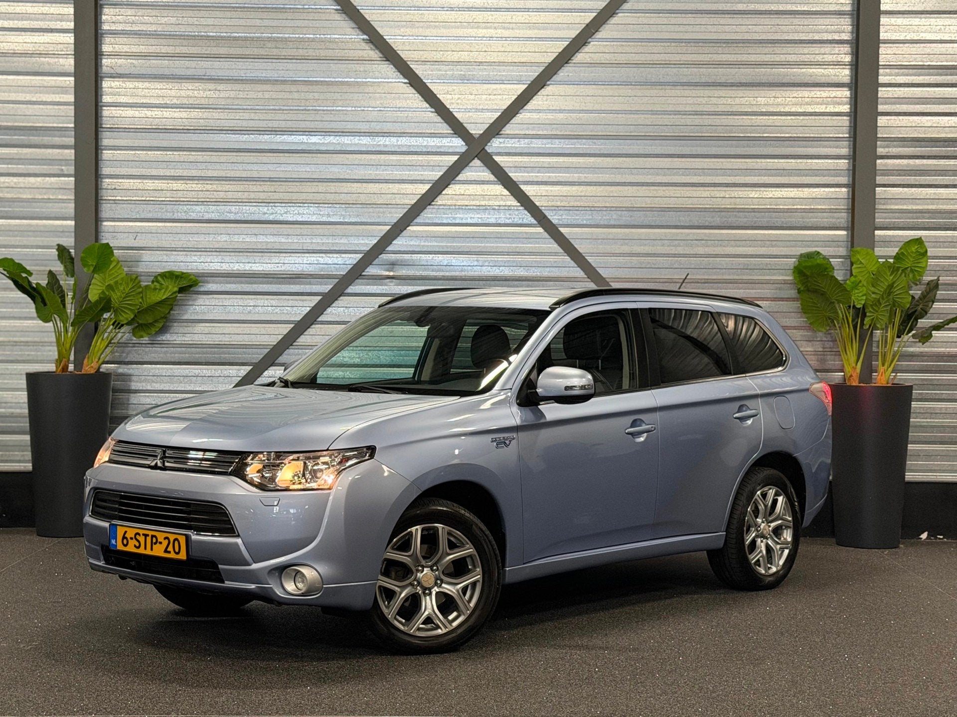 Mitsubishi Outlander 2.0 PHEV instyle+ XENON/NAVI/KEYLESS/CA, Zwart, 4 cilinders, Blauw, Leder en Stof