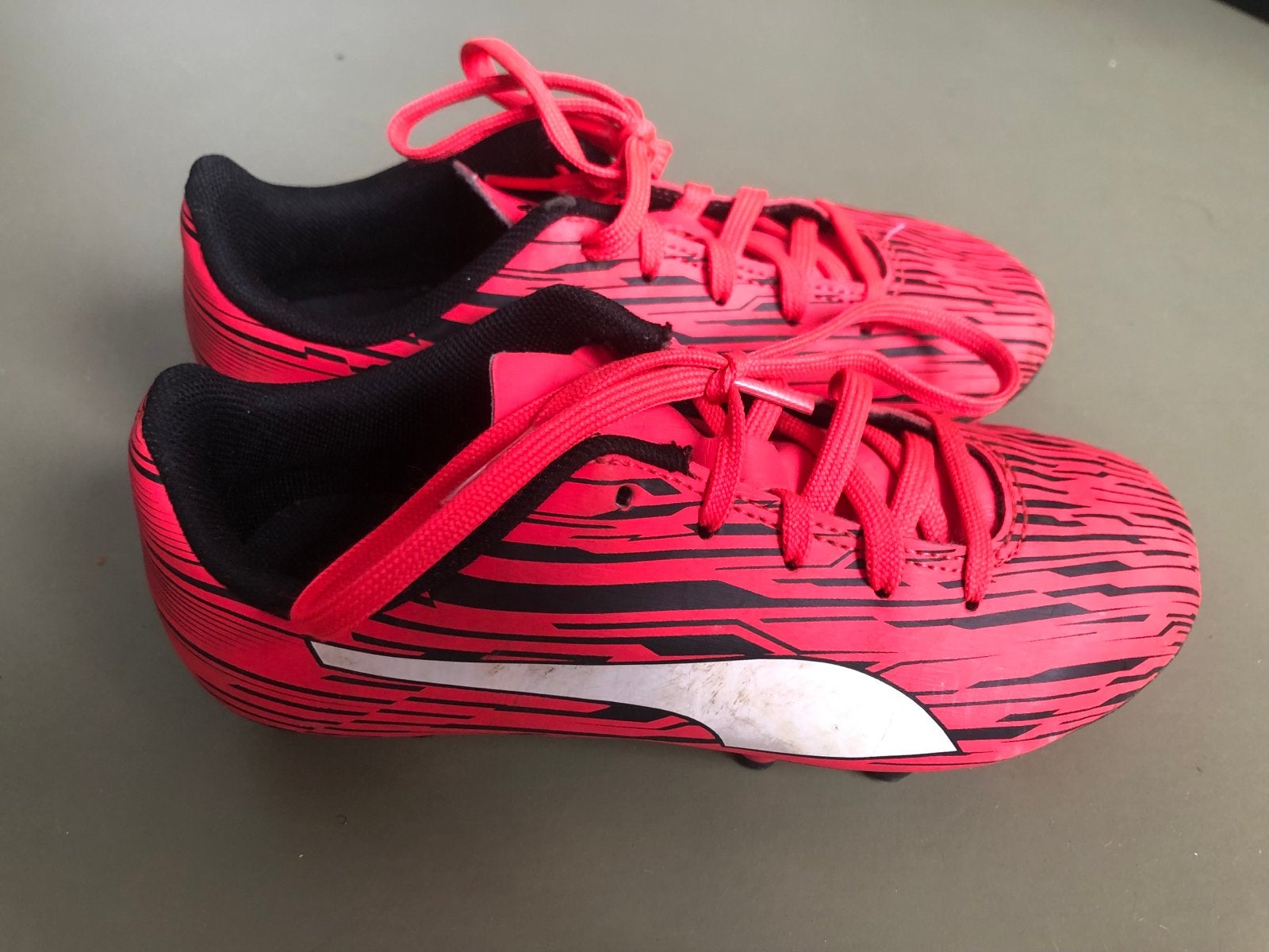 Puma Voetbalschoenen Maat 31 - Rood/Zwart, Gebruikt, Maat XS of kleiner, Schoenen, Ophalen of Verzenden