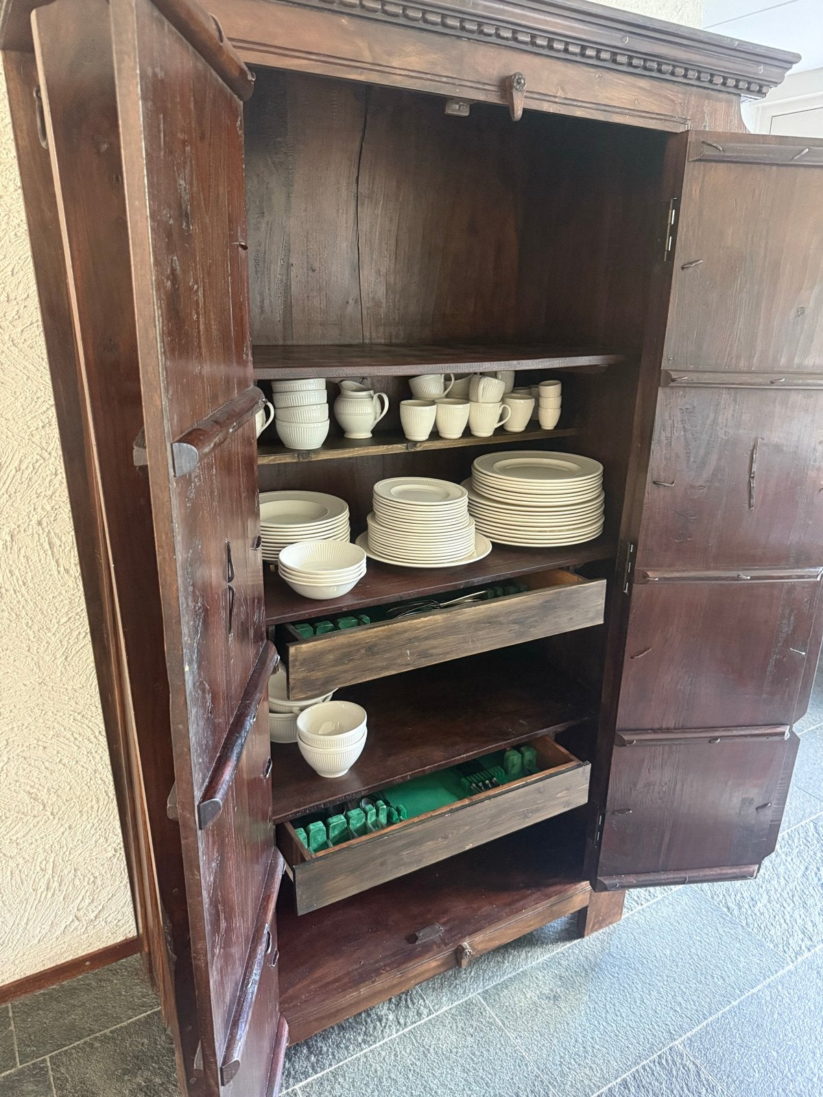 Massief houten Spaanse kast met lades en planken, Antiek en Kunst, Antiek | Meubels | Kasten, Ophalen