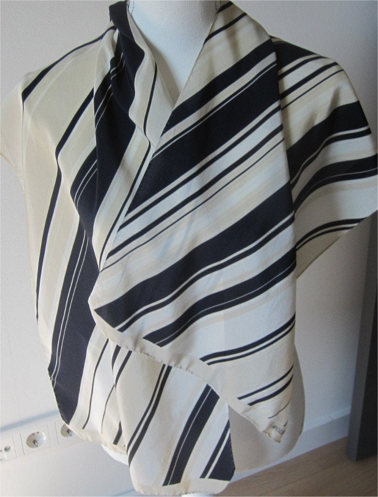 Basler, shawl van zijde (z.g.a.n.), Kleding | Dames, Ophalen of Verzenden, Zo goed als nieuw, Sjaal, Maat 46/48 (XL) of groter