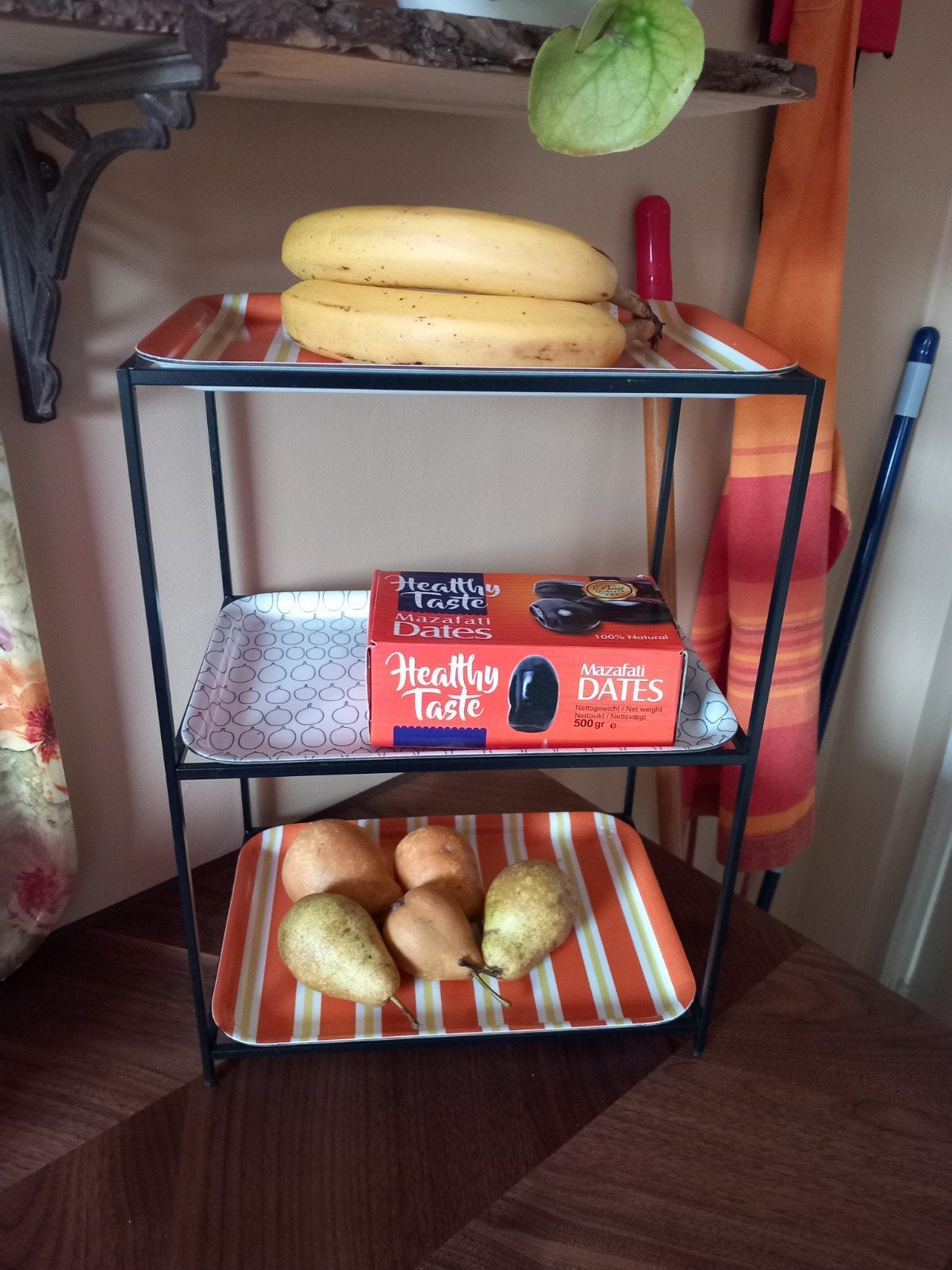 Ikea metalen rek met oranje gestreepte dienbladen, Gebruikt, Ophalen of Verzenden, Landelijk, Oranje