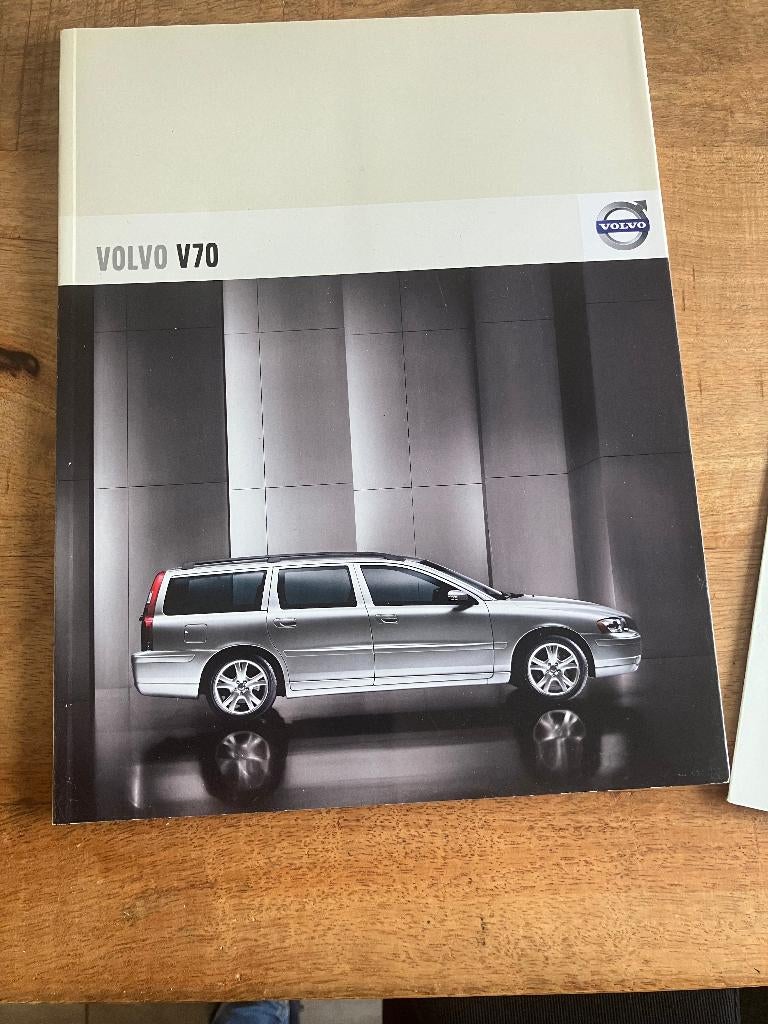 Volvo V70 Brochure - Modeljaar 2005 en V70 Editions, Volvo, Ophalen of Verzenden, Zo goed als nieuw, Volvo Car Nederland