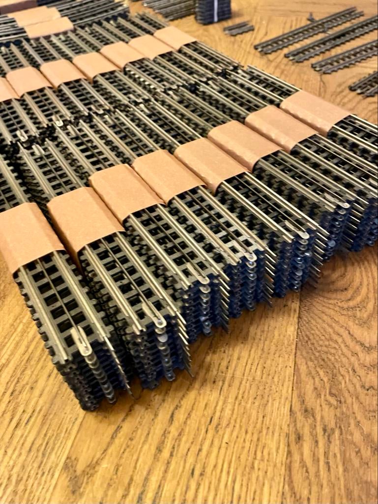 Grote partij Trix Express H0 rails - 226 stuks / 42,4 meter, Wisselstroom, Gebruikt, Trix, Rails