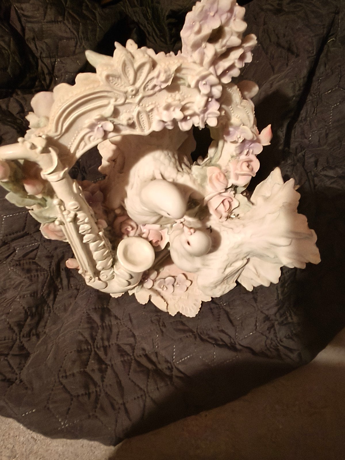 Romantisch Beeld: Duiven met Bloemen - Porselein, Ophalen of Verzenden, Handgemaakt, 20 - 50 cm, Steen of Keramiek