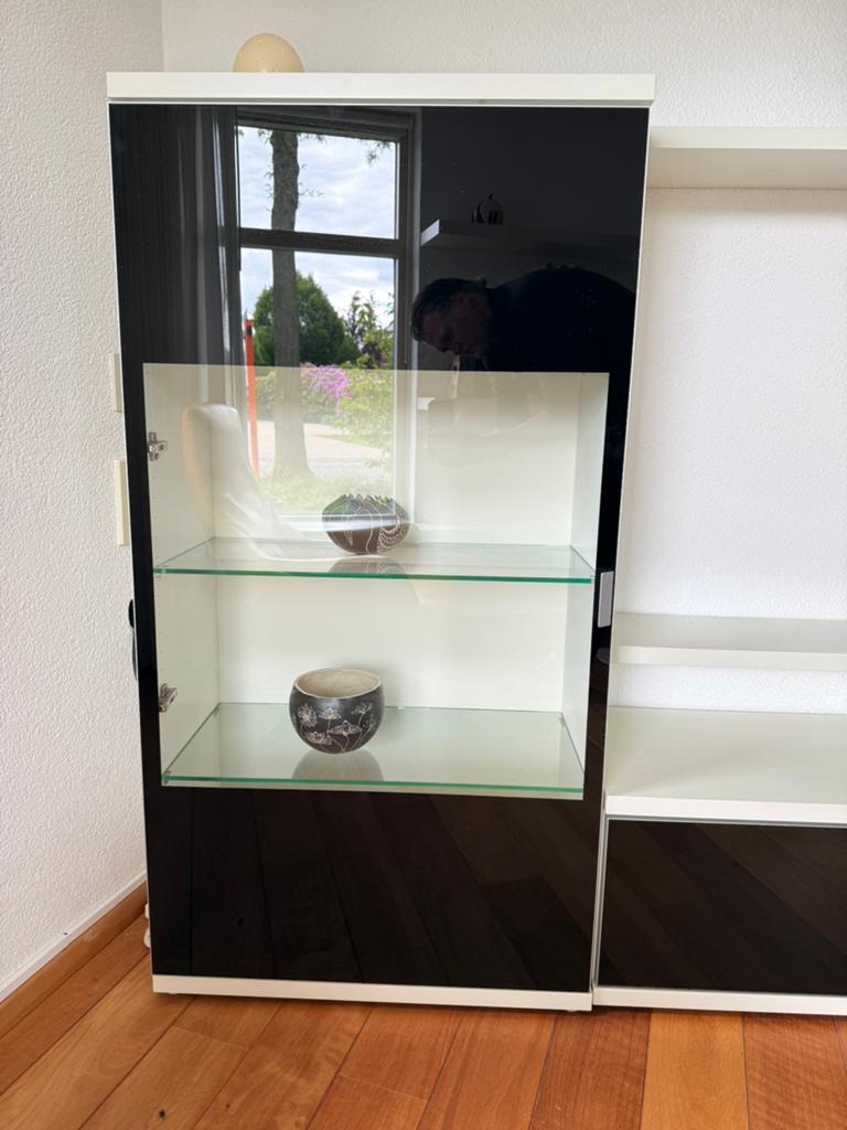 Hulsta Vitrinekast met Glazen Planken en Zwarte Details, Huis en Inrichting, Kasten | Vitrinekasten, Ophalen, 50 tot 100 cm, 150 tot 200 cm