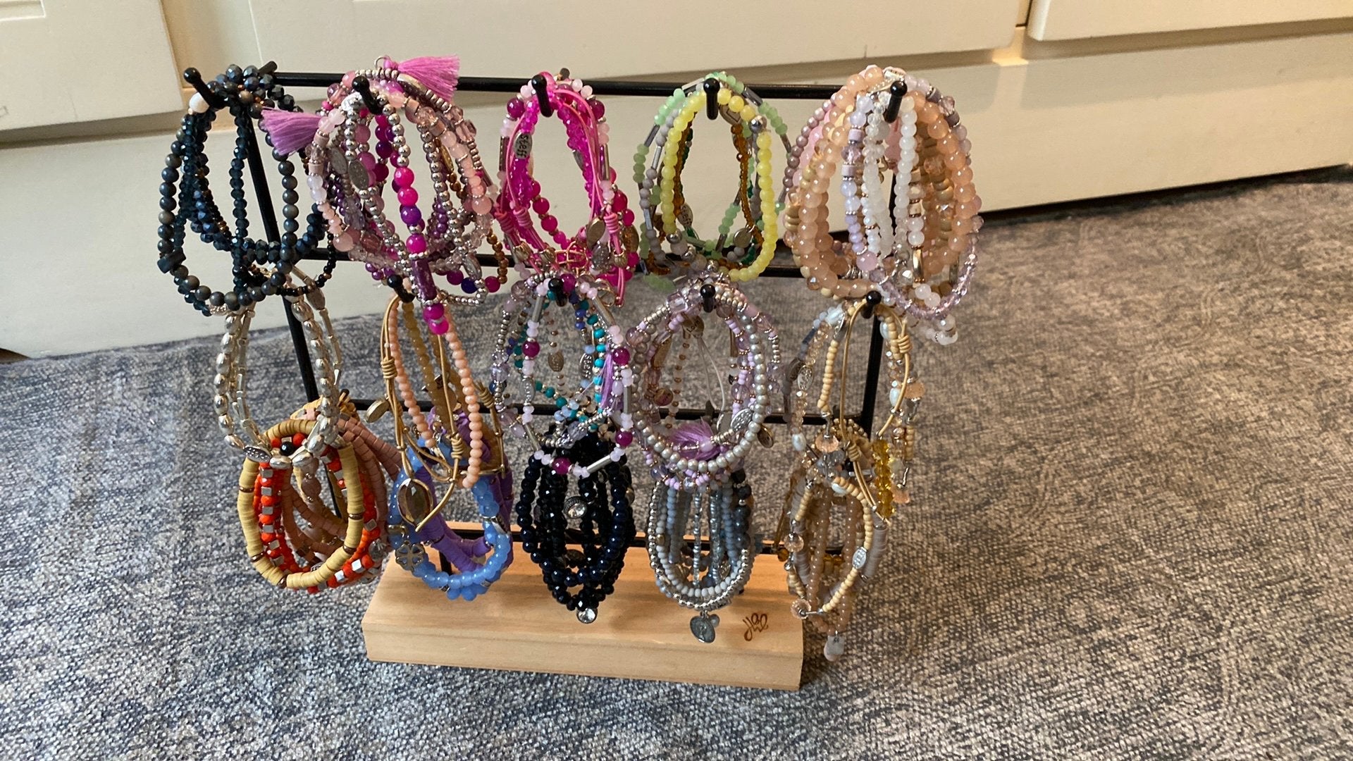 Display vol ( elastische) gekleurde armbandjes, Overige materialen, Nieuw, 4 bedels of meer, Ophalen