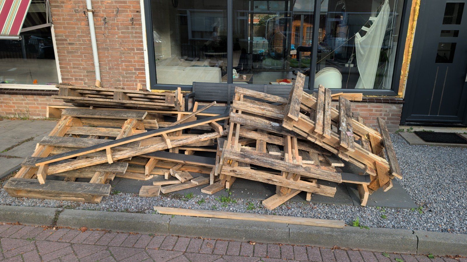 Gratis af te halen pallets stookhout., Minder dan 3 m³, Ophalen