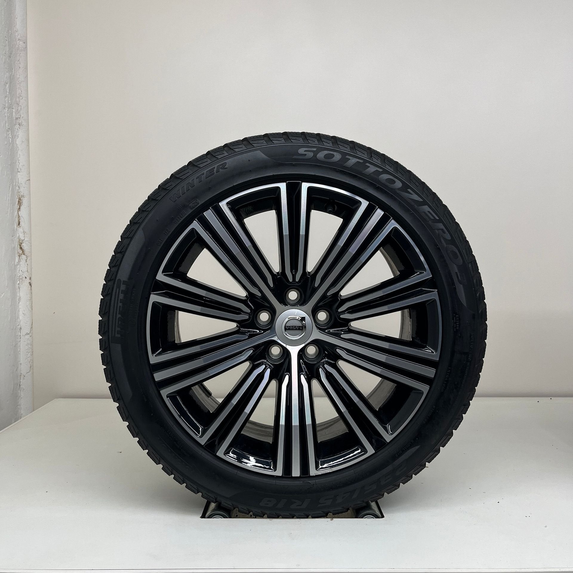 Volvo S60/V60 - 18 inch - winterbanden, Auto-onderdelen, 18 inch, Gebruikt, Banden en Velgen, 235 mm