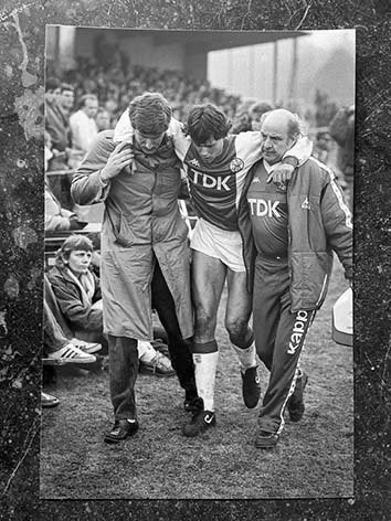 Org z/w foto 20x30cm M v Basten enkelblessure 19-3-1986, Verzamelen, Verzenden, Nieuw, Ajax, Poster, Plaatje of Sticker