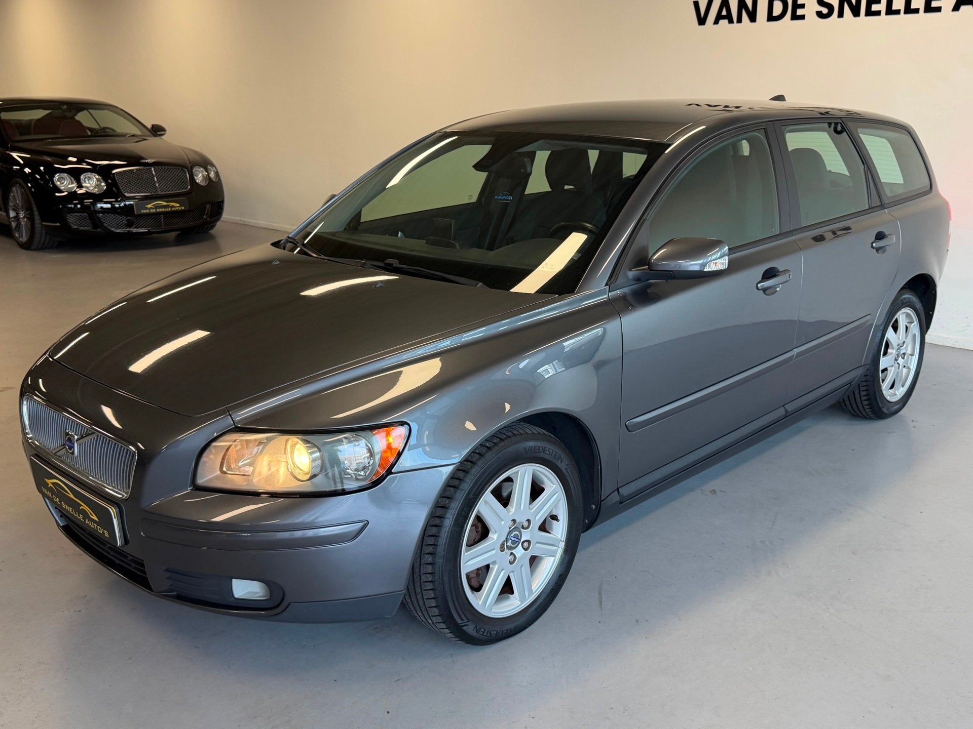 Volvo V50 2.4 Edition II AUTOMAAT/NAP/CLIMA/CRUISE/NAVI/TREK, Gebruikt, 700 kg, 2435 cc, Zilver of Grijs