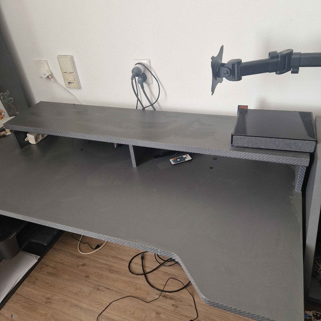 Gamebureau met opbergvakken en monitorplank, Ophalen, Elektrisch, Gebruikt, 150 cm